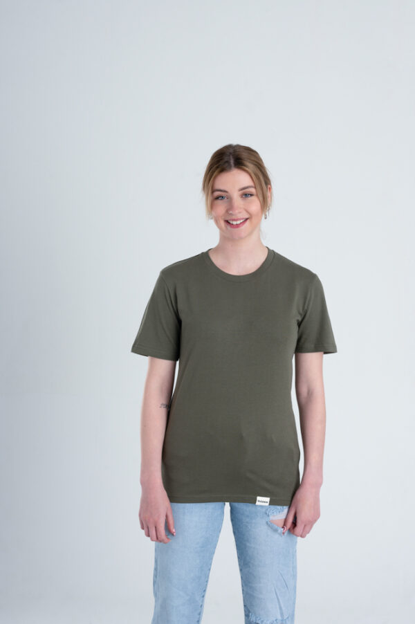 Vrouw met Duurzaam T-shirt Legergroen voorkant