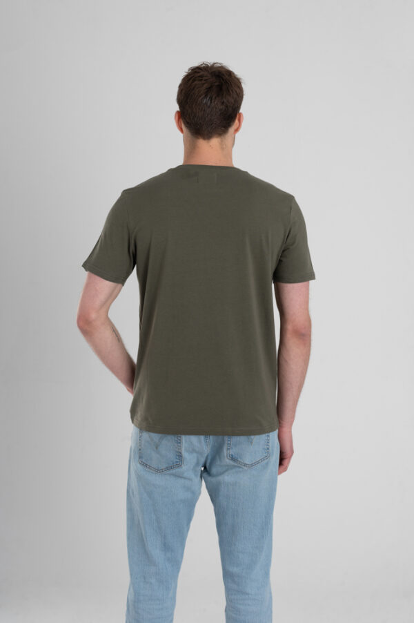 Man met Duurzaam T-shirt Legergroen achterkant