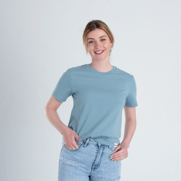 Vrouw met Duurzaam T-shirt Blauw voorkant