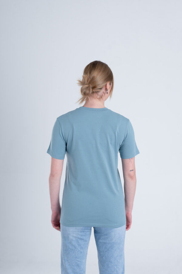 Vrouw met Duurzaam T-shirt Blauw achterkant