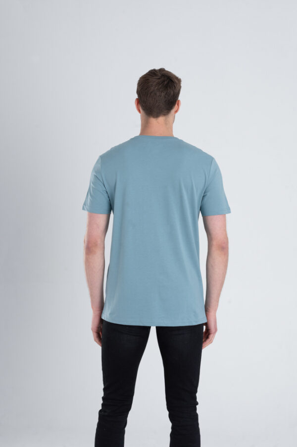 Man met Duurzaam T-shirt Blauw achterkant