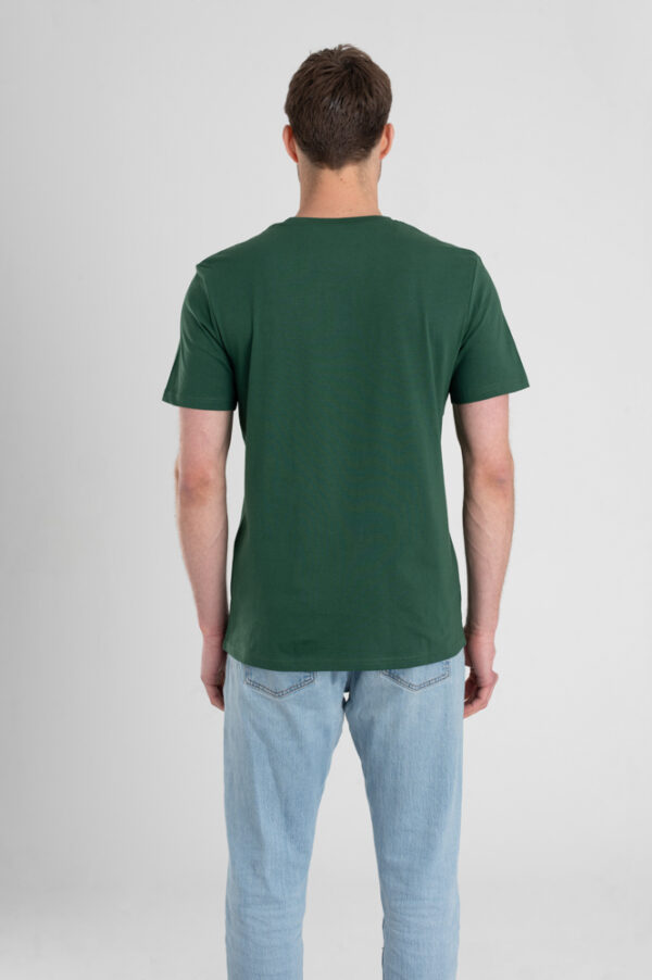 Man met Duurzaam T-shirt Groen achterkant