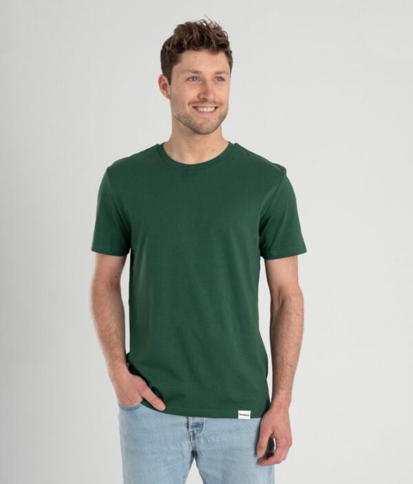 Man met Duurzaam T-shirt Groen voorkant