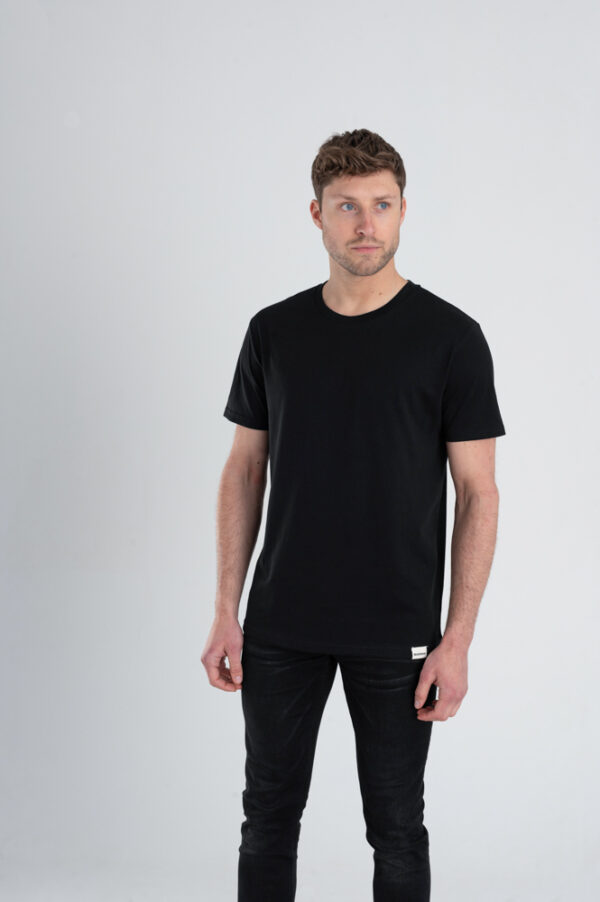Man met Duurzaam T-shirt zwart voorkant
