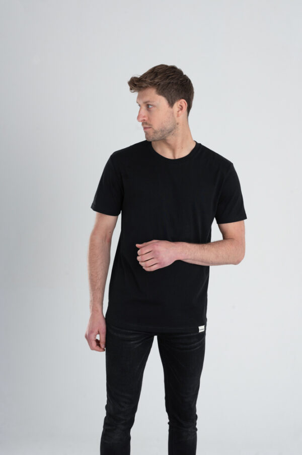 Duurzame T-shirts: man met zwart t-shirt