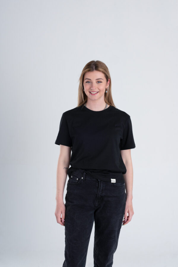 Vrouw met Duurzaam T-shirt zwart voorkant