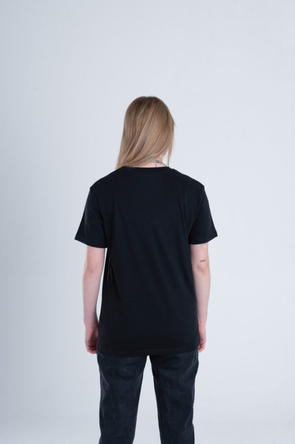 Vrouw met Duurzaam T-shirt zwart achterkant