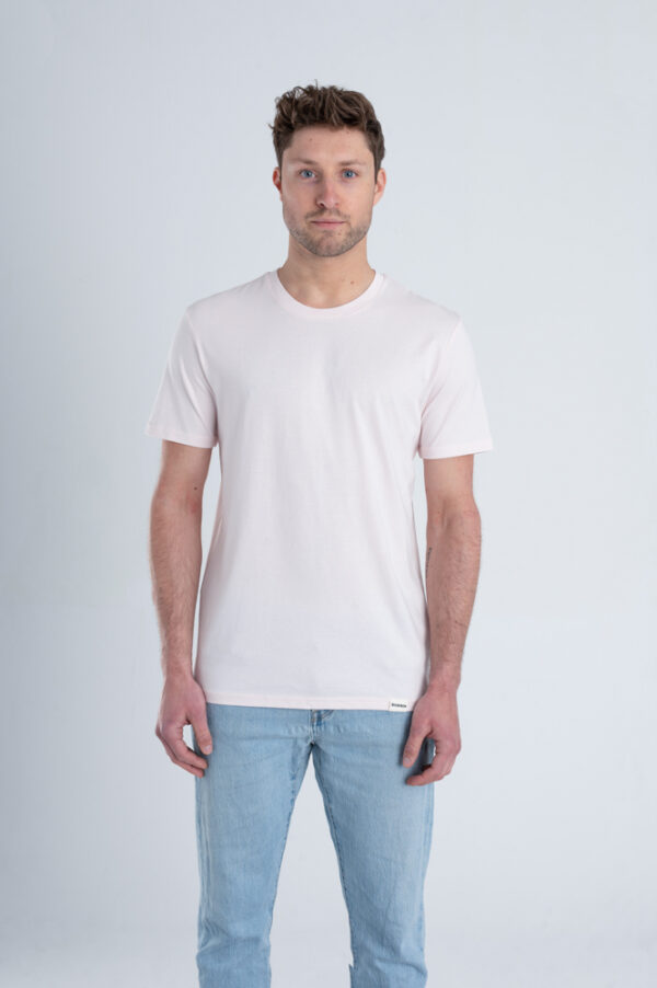 Man met Duurzaam T-shirt Licht roze voorkant