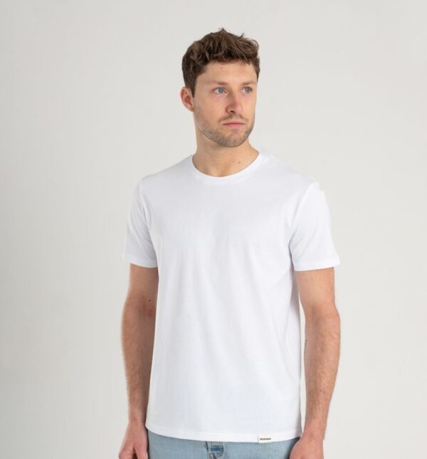 Man met Duurzaam T-shirt wit voorkant