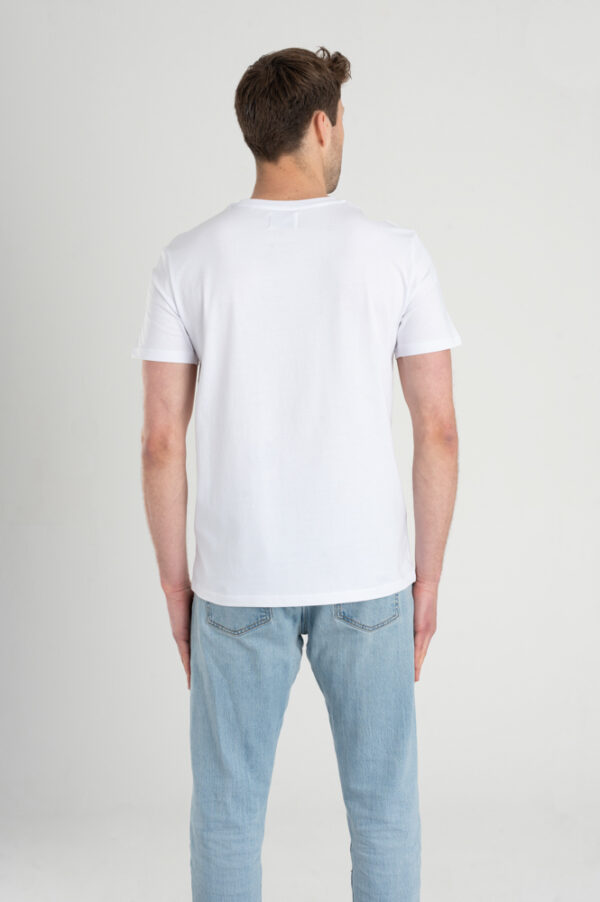 Man met Duurzaam T-shirt wit achterkant