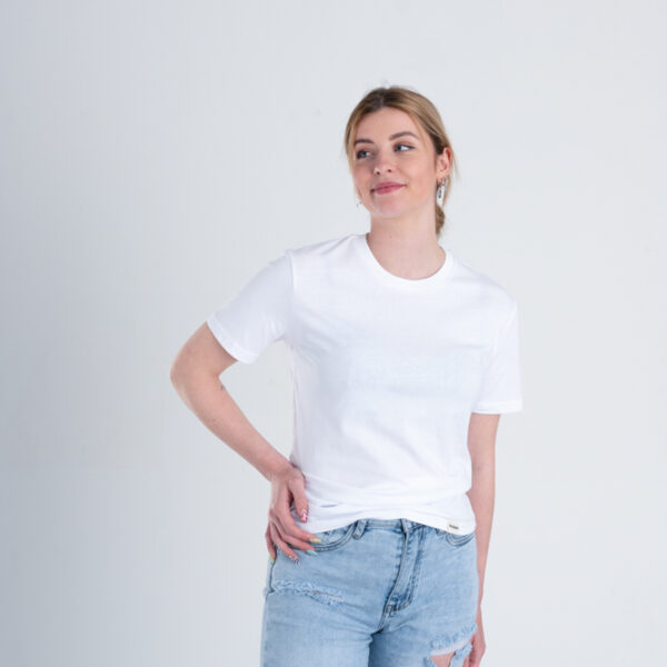 Vrouw met Duurzaam T-shirt wit voorkant