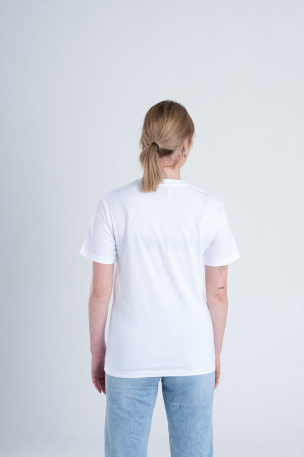 Vrouw met Duurzaam T-shirt wit achterkant