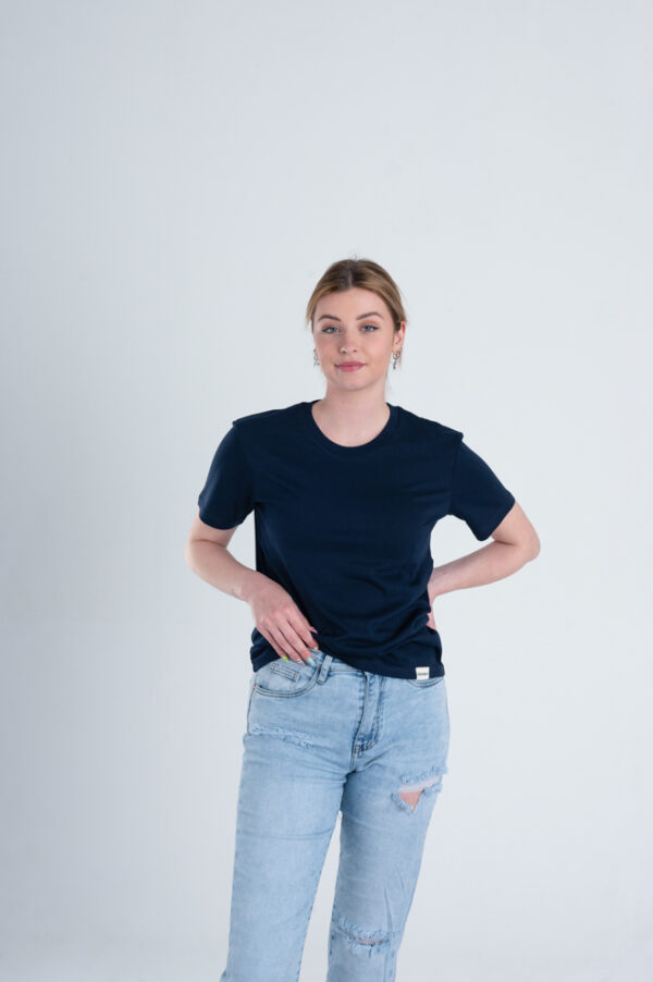 Vrouw met Duurzaam T-shirt Marineblauw voorkant
