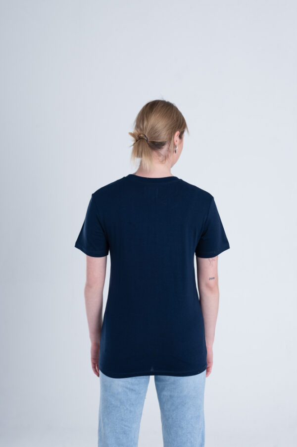 Vrouw met Duurzaam T-shirt Marineblauw achterkant