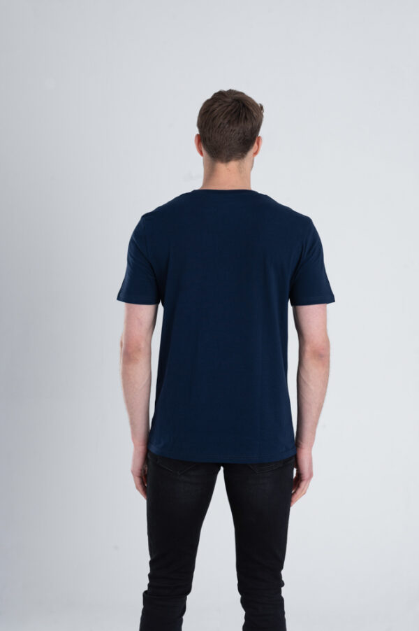 Man met Duurzaam T-shirt Marineblauw achterkant
