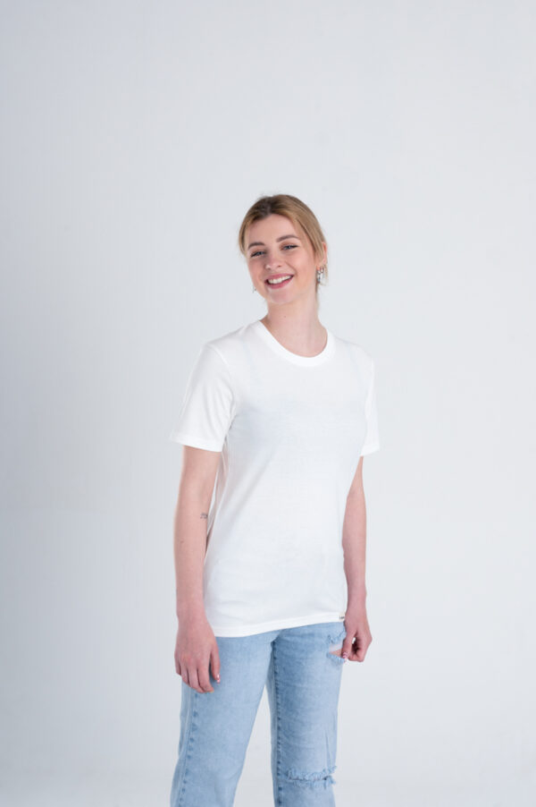 Vrouw met Duurzaam T-shirt Gebroken wit voorkant