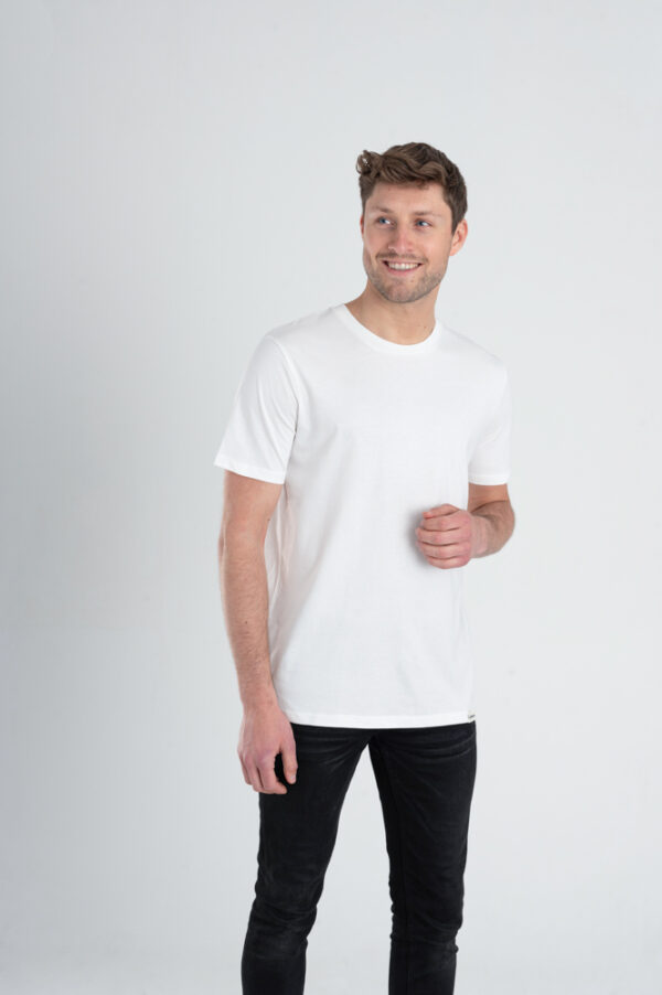 Man met Duurzaam T-shirt Gebroken wit voorkant
