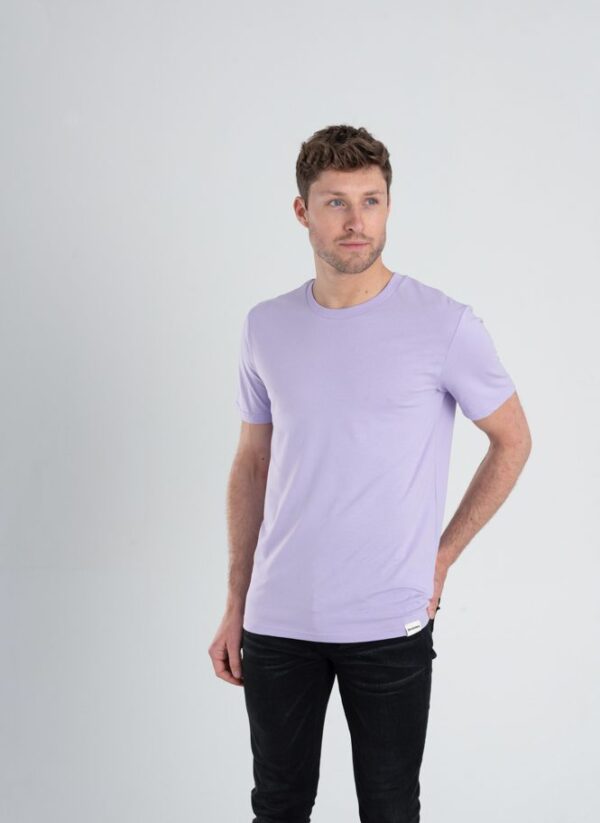 Man met Duurzaam T-shirt Pastel paars voorkant