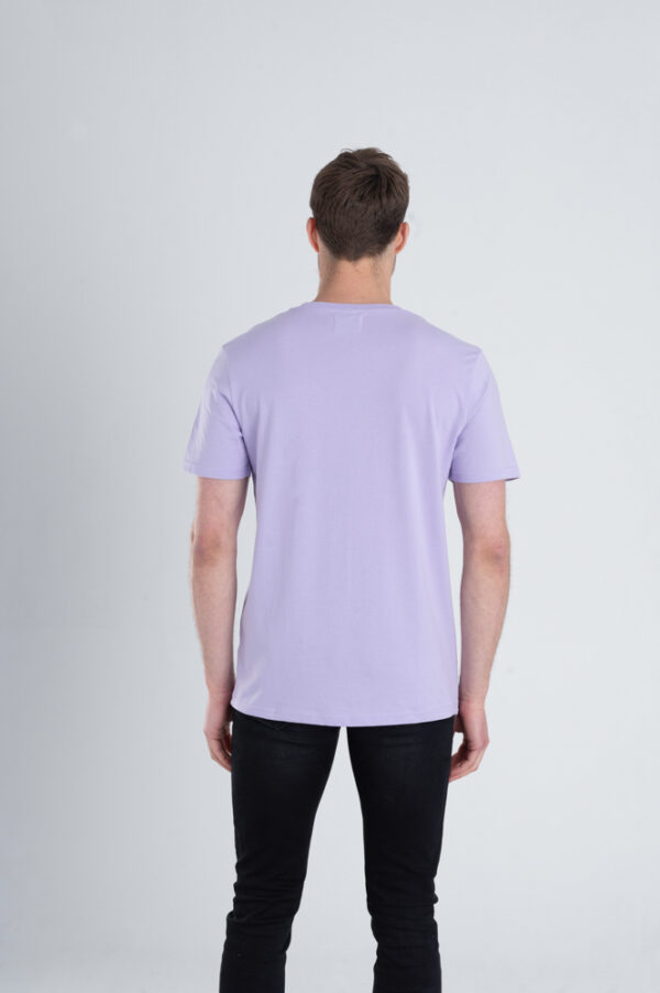 Man met Duurzaam T-shirt Pastel paars achterkant