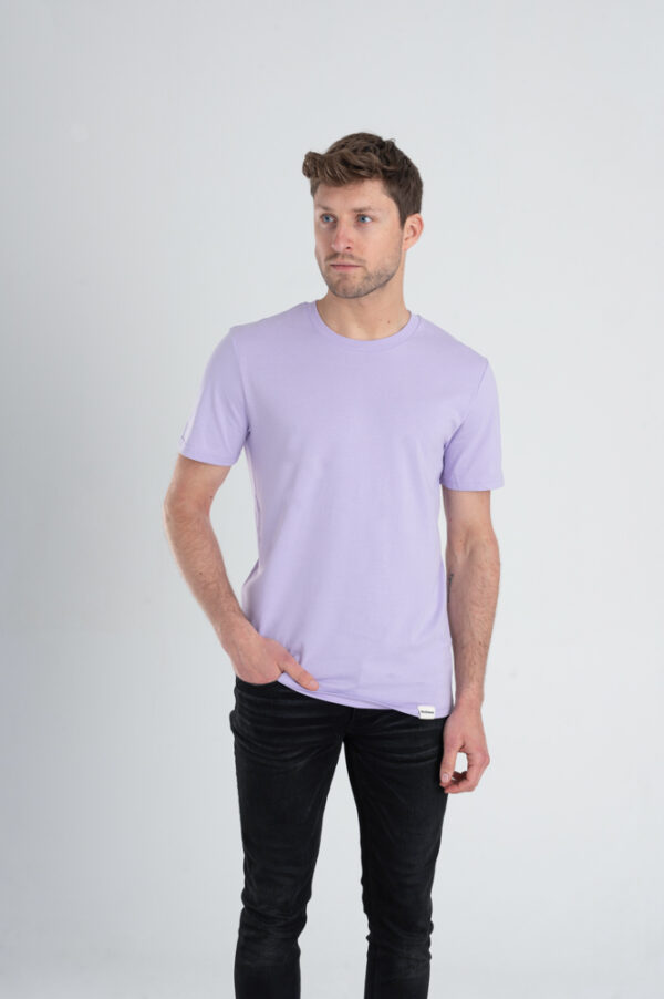 Man met Duurzaam T-shirt Pastel paars voorkant