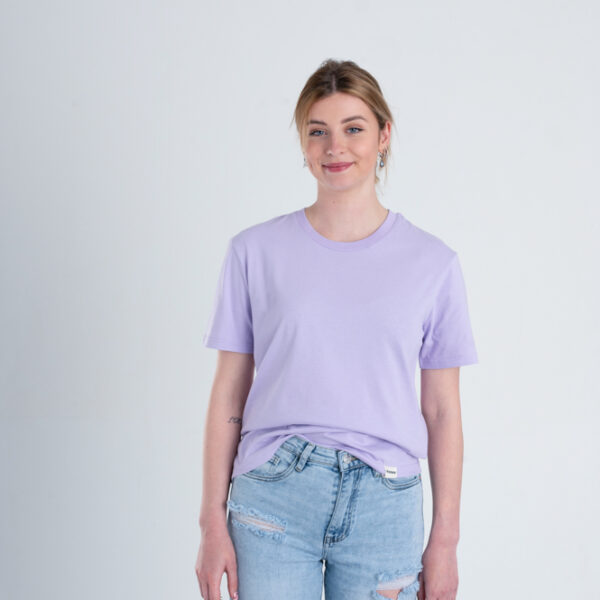 Vrouw met Duurzaam T-shirt Pastel paars voorkant