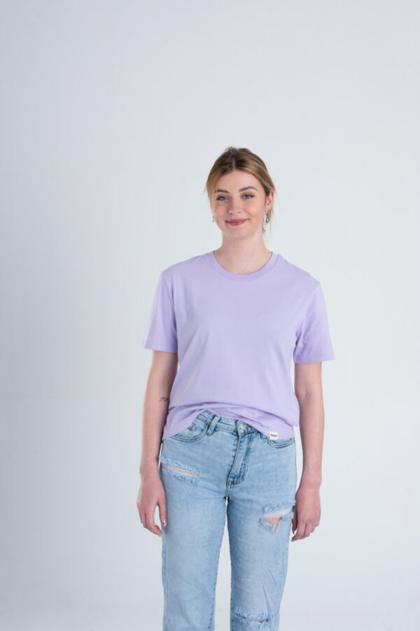 Vrouw met Duurzaam T-shirt Pastel paars voorkant