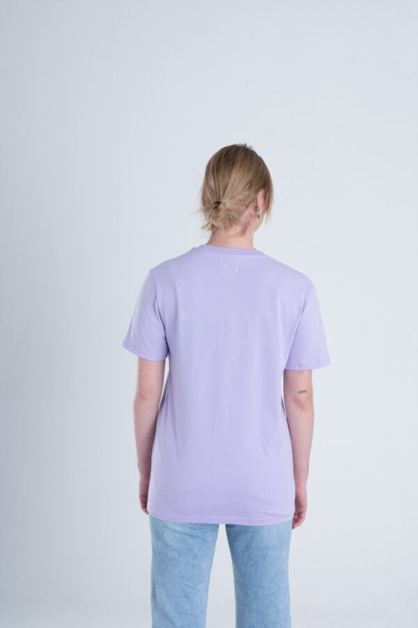 Vrouw met Duurzaam T-shirt Pastel paars achterkant
