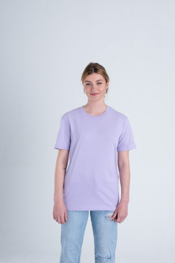 Vrouw met Duurzaam T-shirt Pastel paars voorkant