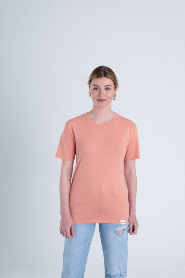 Vrouw met Duurzaam T-shirt Red Clay voorkant