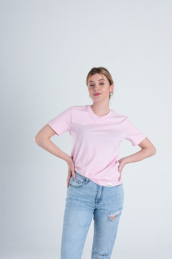 Vrouw met Duurzaam T-shirt Lichtroze voorkant