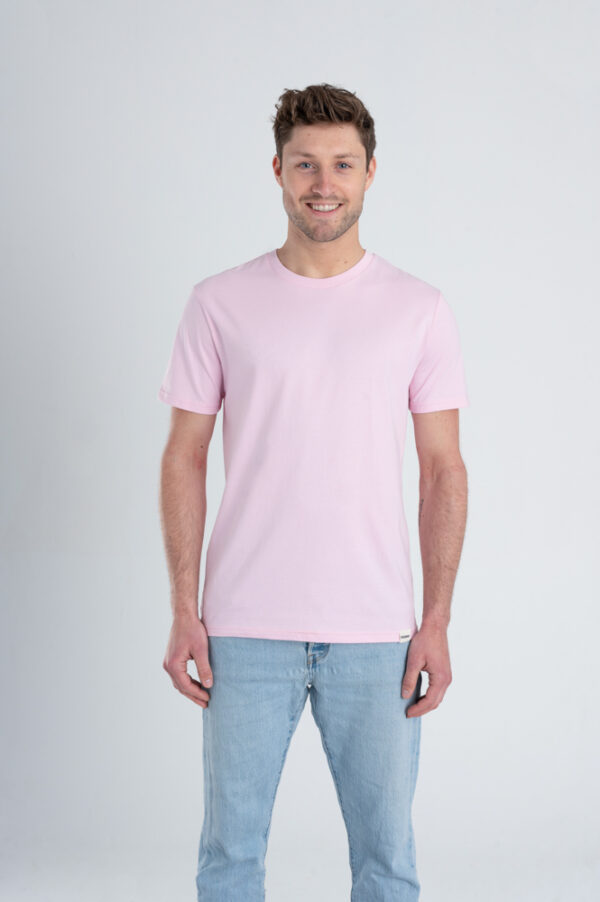 Man met Duurzaam T-shirt Lichtroze voorkant
