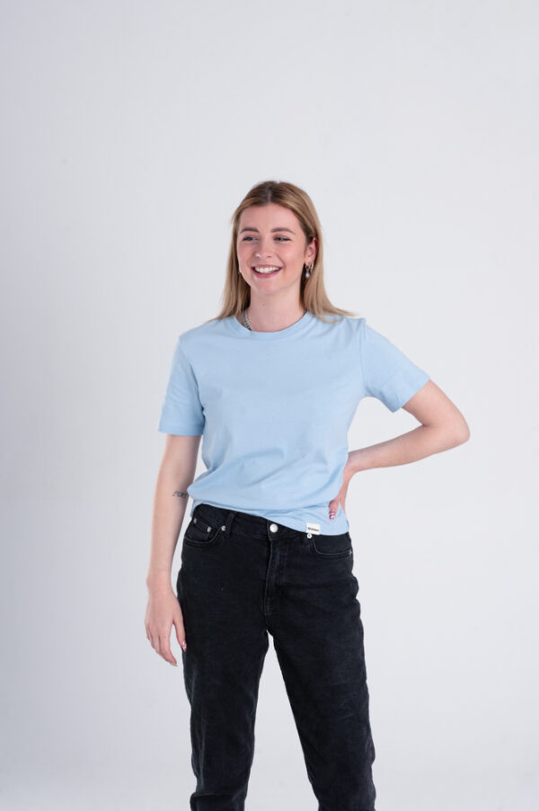 Vrouw met Duurzaam T-shirt Lichtblauw voorkant