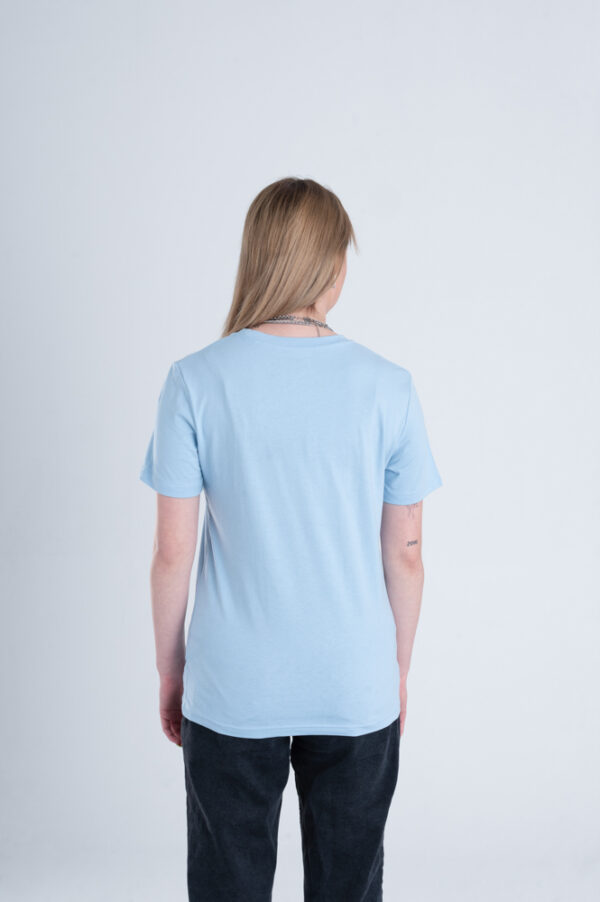 Vrouw met Duurzaam T-shirt Lichtblauw achterkant