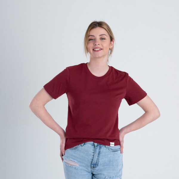 Vrouw met Duurzaam T-shirt Bordeaux rood voorkant