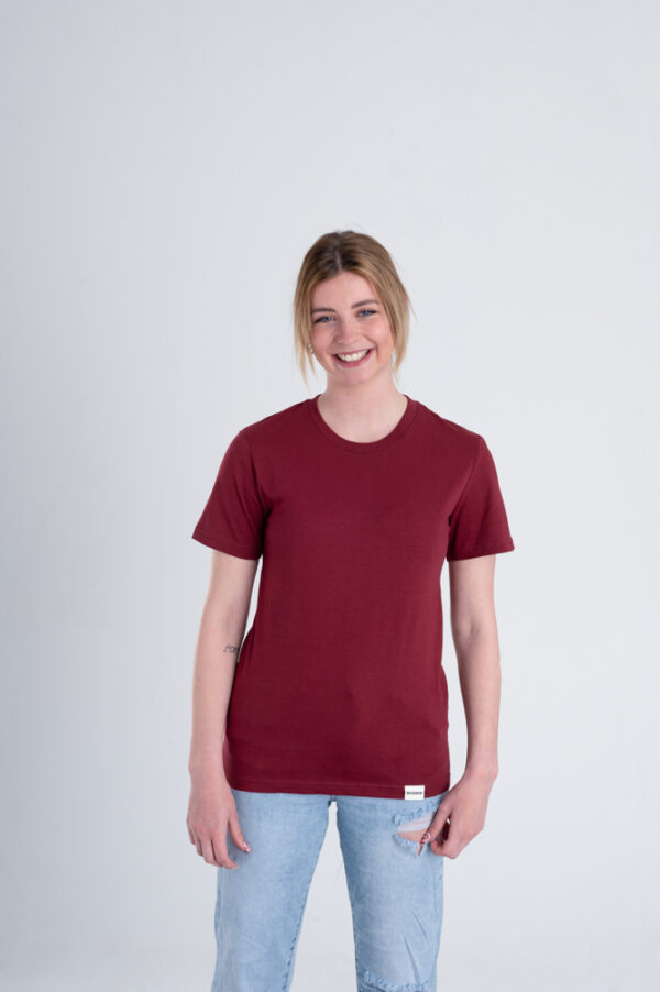 Vrouw met Duurzaam T-shirt Bordeaux rood voorkant