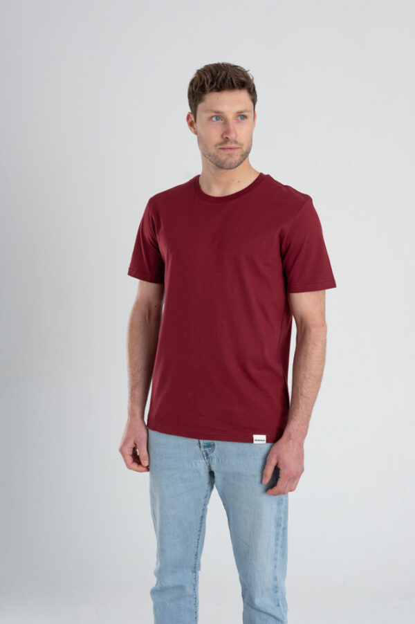 Man met Duurzaam T-shirt Bordeaux rood voorkant