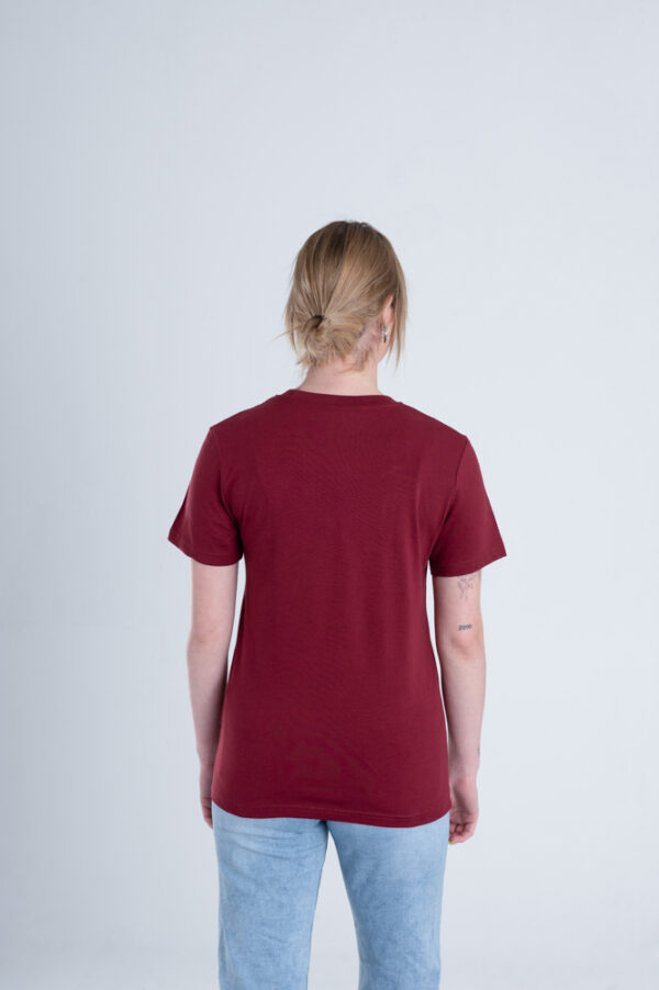 Vrouw met Duurzaam T-shirt Bordeaux rood achterkant