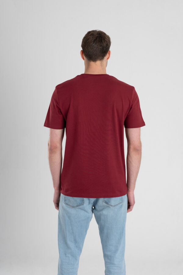 Man met Duurzaam T-shirt Bordeaux rood achterkant