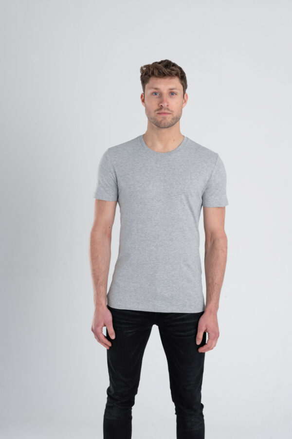 Duurzaam ondershirt / sportshirt met slim fit pasvorm grijs voorkant man
