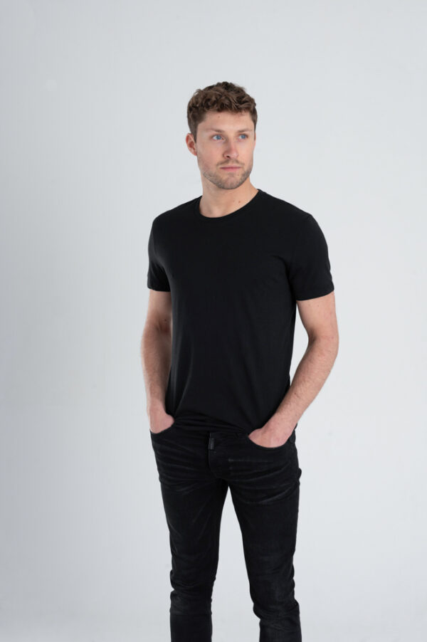 Duurzaam ondershirt / sportshirt met slim fit pasvorm zwart voorkant man
