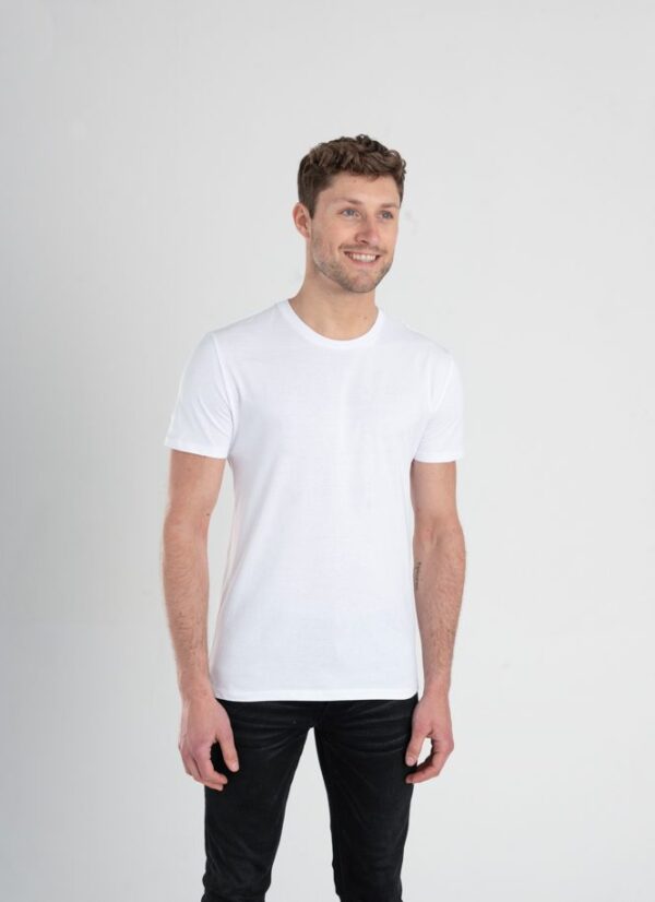 Duurzaam ondershirt / sportshirt met slim fit pasvorm wit voorkant man