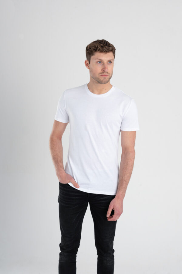 Duurzaam ondershirt / sportshirt met slim fit pasvorm wit voorkant man