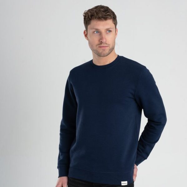 Man met Duurzame crewneck trui Marineblauw voorkant