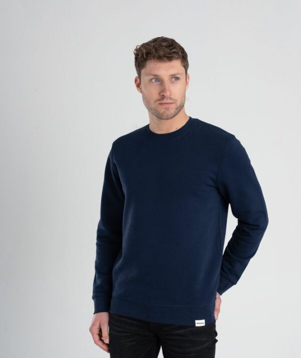 Man met Duurzame crewneck trui Marineblauw voorkant