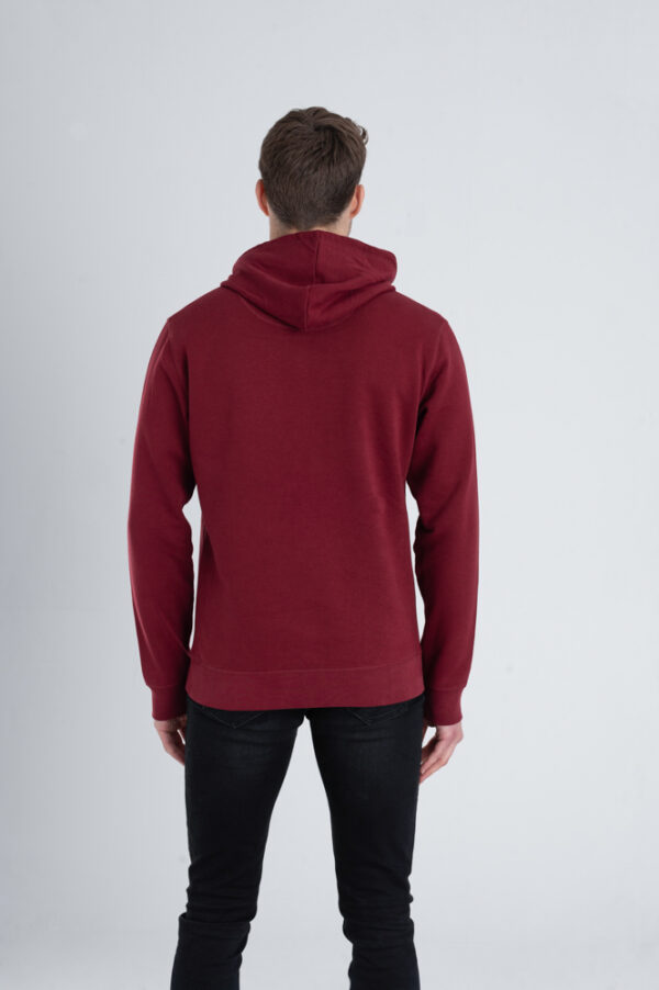 Duurzame hoodie trui Bordeaux rood achterkant man