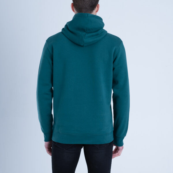 Man met Duurzame premium hoodie trui Diepgroen achterkant