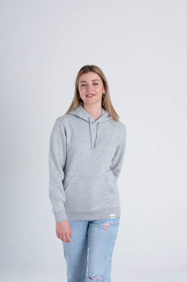 Vrouw met Duurzame premium hoodie trui grijs voorkant