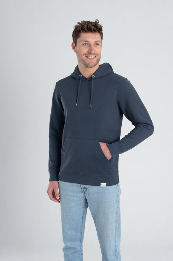 Man met Duurzame premium hoodie trui inktblauw voorkant