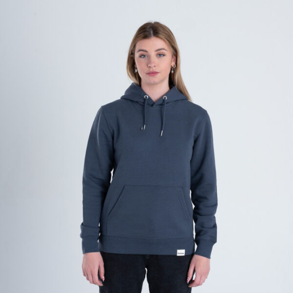 Vrouw met Duurzame premium hoodie trui inktblauw voorkant