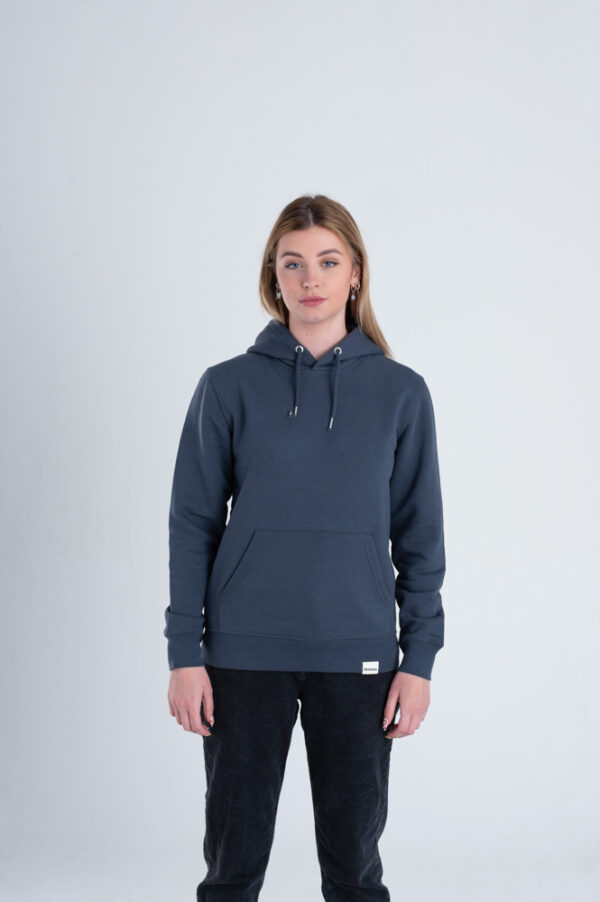 Vrouw met Duurzame premium hoodie trui inktblauw voorkant